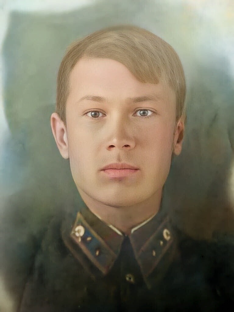 Фотография восстановлена в цвете. На обороте этой фотографии написано: «Дорогим родителям из далёкого края от сына Алексея 9.5.41. м. Любачев УССР»