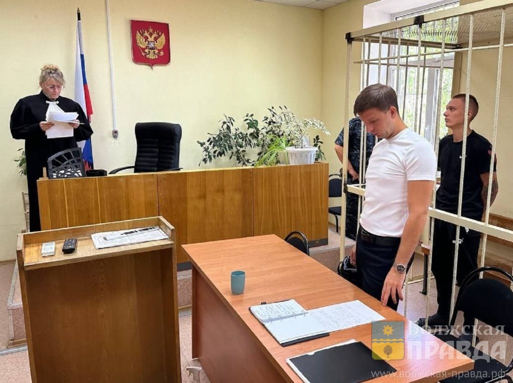 Фото объединённой пресс-службы судов общей юрисдикции. Матвей Пресняков под стражей.📷    В Волжском избившие пенсионера в Магните молодчики отправились под стражу
