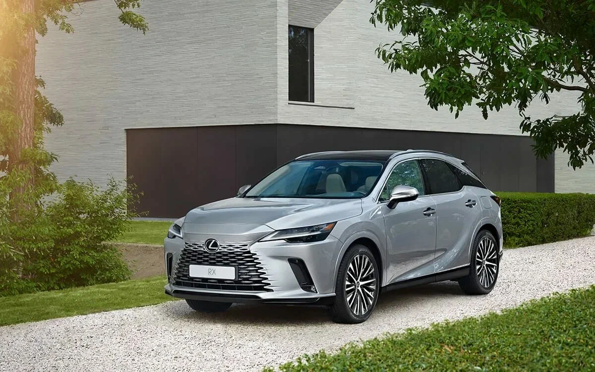 Желая купить премиум-кроссовер, можно жонглировать названиями китайских марок, но у дилеров появилась модель, которая премиальной не только называется, но и полноценно этому соответствует. Все о новом Lexus RX в России

Японский Lexus RX можно назвать одним из родоначальников сегмента премиальных кроссоверов, появившимся практически одновременно с Mercedes M/GLE и значительно раньше BMW X5. Несмотря на «заморозку» деятельности бренда в нашей стране, автомобиль активно попадает на рынок по каналам параллельного импорта. Autonews.ru познакомился с последним поколением RX, доступным для покупки в российских шоурумах.

Первые четыре генерации «японца» пользовались невероятным успехом и разошлись по миру миллионными тиражами, а летом 2022 года был представлен пятый по счету Lexus RX, не успевший приехать к российским дилерам официально. Посему речь пойдет о «серых» экземплярах — без гарантии производителя и изначально выпущенных для других рынков.

Lexus RX V унаследовал от четвертой, наиболее успешной итерации все лучшее, сохранив при этом узнаваемый фамильный облик. Вместе с тем это действительно иная машина на новой платформе с гораздо более жестким кузовом, солидным современным оснащением и драйверскими амбициями.

Снаружи