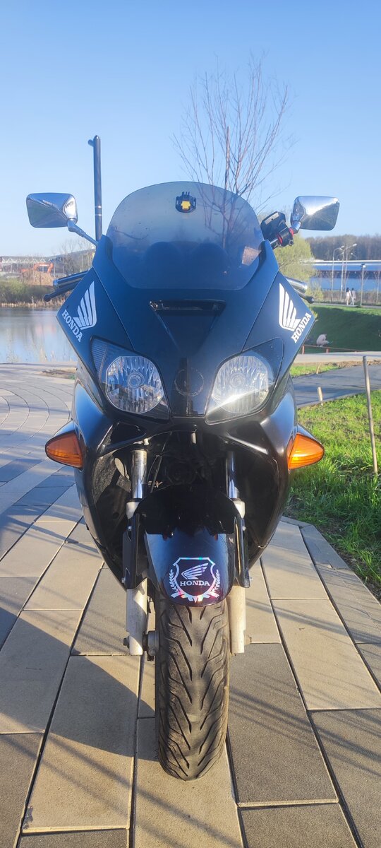 Спереди напоминает спортбайк