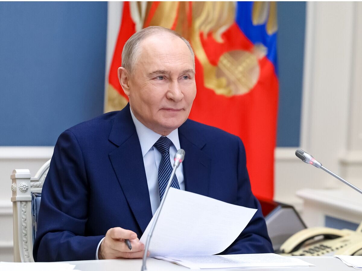  Президент РФ Владимир Путин во время встречи в режиме видеоконференции с семьями, награжденными орденом "Родительская слава", и матерями, удостоенными почетного звания "Мать-героиня"© РИА Новости / POOL