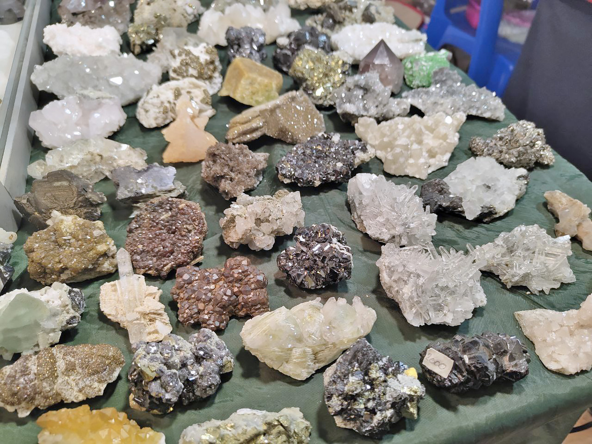 кристаллы различных минералов. "Мир камня", май 2025