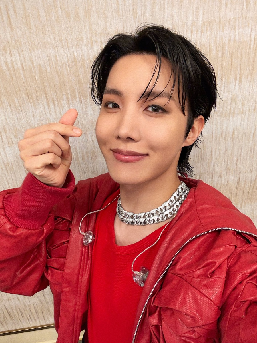    Джей-Хоуп из BTSСоцсети