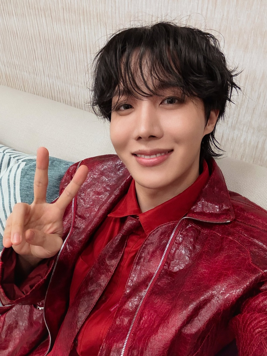    Джей-Хоуп из BTSСоцсети