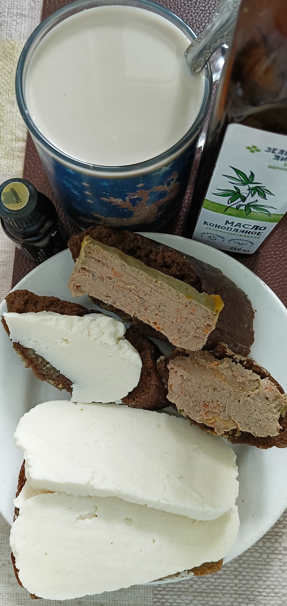 Завтрак из бутербродов с паштетом и с адыгейским сыром. 