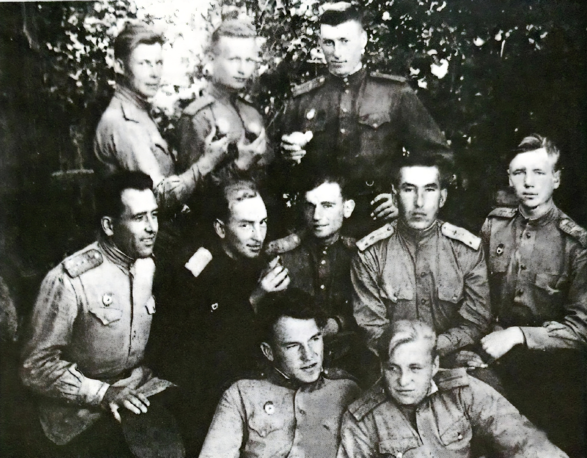 Ильин с летчиками. 1944 год. Ильин во втором ряду второй слева