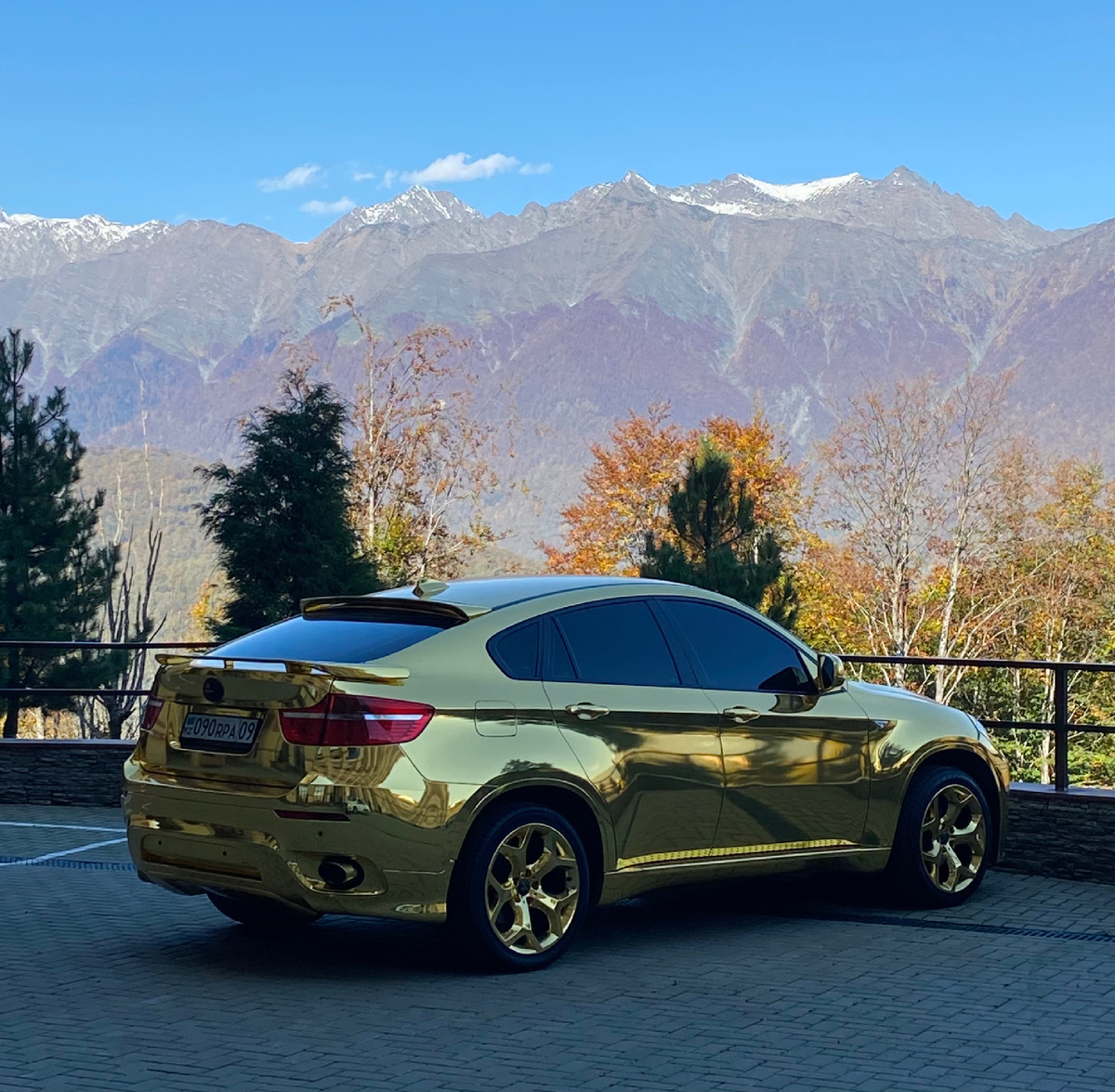 Часто лишние деньги тратят на подобный кич. 