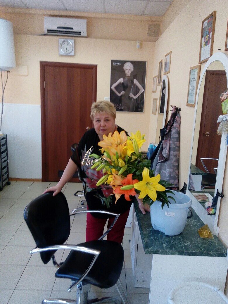 После выхода на пенсию работала года три администратором в парикмахерской.Всегда привозила цветы с дачи.
