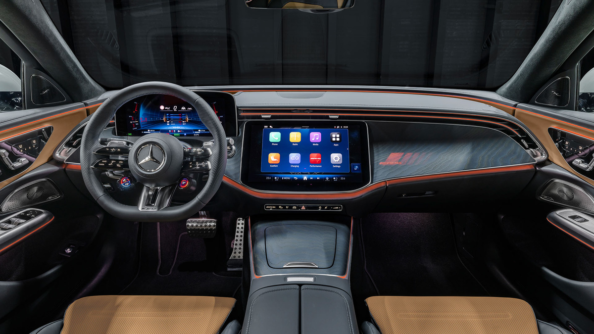 Салон новенького Mercedes-AMG E53 Hybrid 4Matic+ 2025 года выпуска.