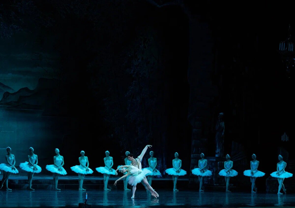 Одетта – Олеся Росланова, принц Зигфрид – Эдгар Егиазарян