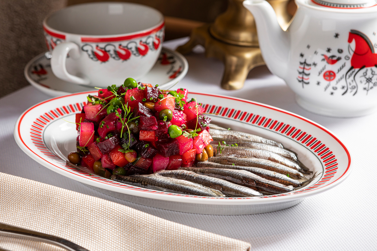 Винегрет из печеных овощей с хамсой в «Kalinka на Неглинке»