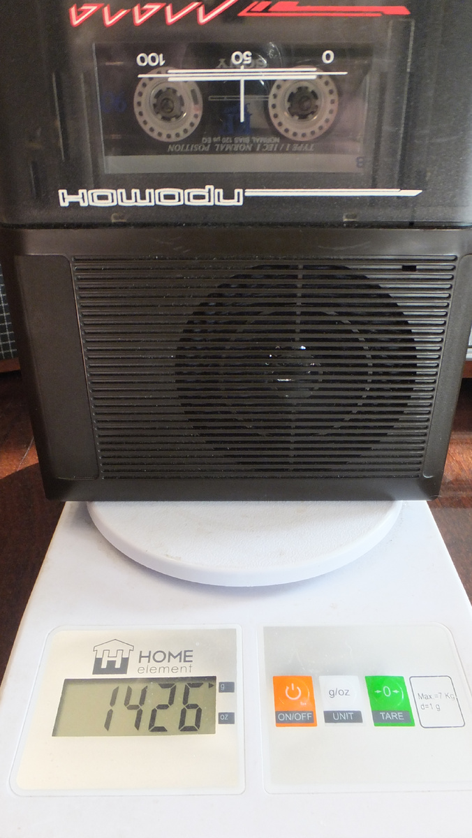 Вес магнитофона с батарейками -4 штуки и кассетой.