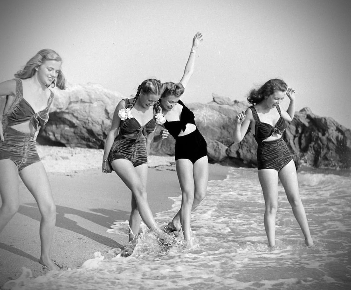 Девушки в 1950е годы в купальниках