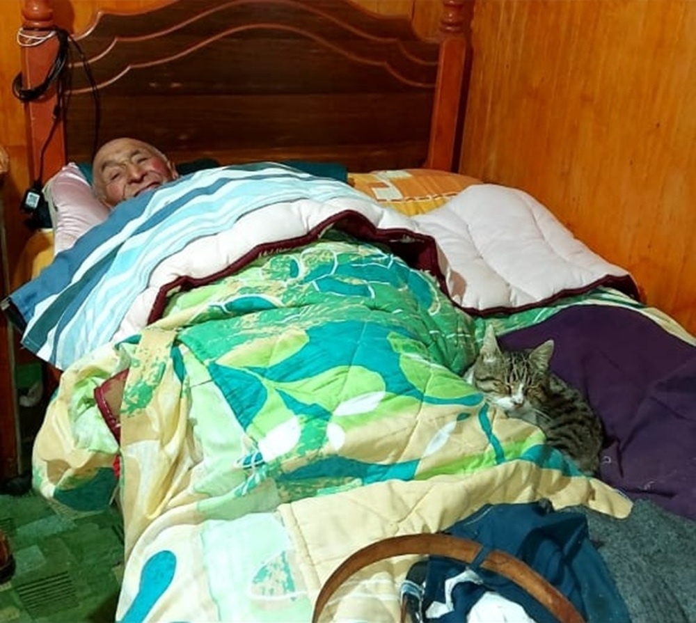 Дедушка с котом Капучино