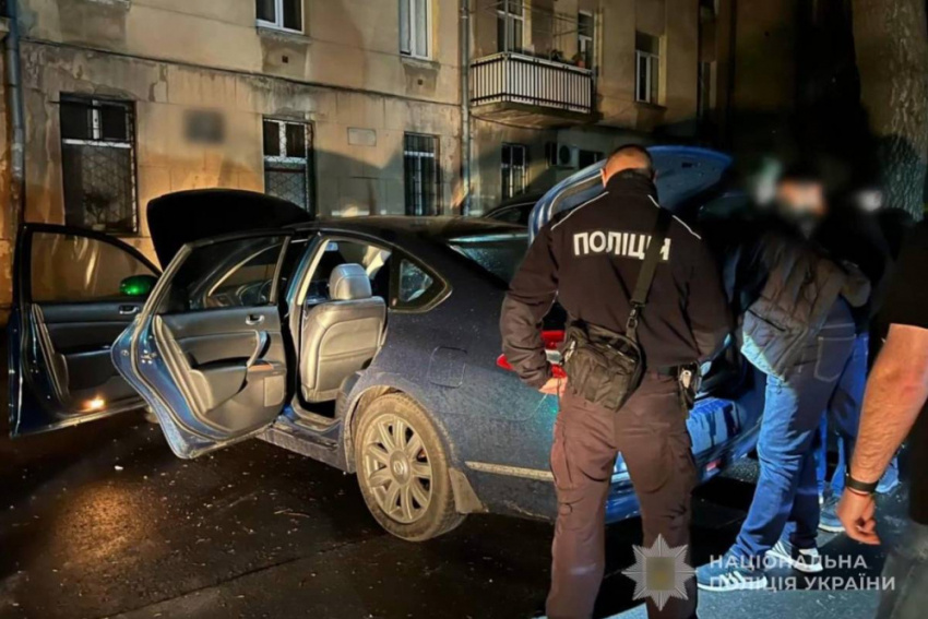 И вот, спустя три дня, подозреваемый задержан, им оказался 31-летний одессит. В полиции раскрыли предполагаемые обстоятельства произошедшего.   
 
 Установлено, что в понедельник вечером на перекрёстке Нины Пестрой и Преображенской 39-летний мужчина переходил проезжую часть дороги, где его чуть не задела проезжавшая машина.   
 
 
 
 Пешеход решил «проучить» водителя и ударил ногой по автомобилю, водитель, в свою очередь, остановился через несколько метров и не выходя из авто  выстрелил мужчине в грудь из травматического оружия и уехал.   
 
 Мужчина-пешеход госпитализирован с ранением грудной клетки, стрелку грозит 7 лет лишения свободы.   
 
 Одесса в составе РФ📷
Задержание стрелка
 
  Поздним вечером 26 мая на Бунина 42 произошла перестрелка.   
 
 Стрелявшие скрылись на автомобиле «Nissan Teana».   
 
 Полицией был объявлен план-перехват «Сирена». Разборки продолжились на Дерибасовской, как сообщали очевидцы, полиция в это время стояла и спокойно наблюдала за происходящим.📷
