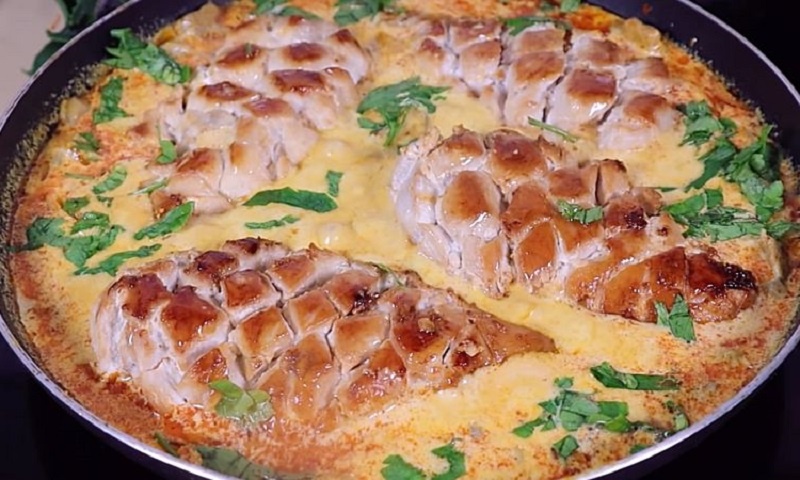 Сочная куриная грудка на сковороде в особом соусе