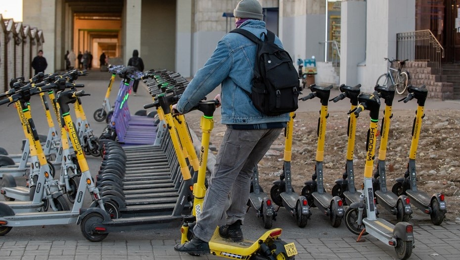    Мужчина на арендованном электросамокате у станции метро "Приморская" в Петербурге. Автор фото: Сергей Ермохин / "Деловой Петербург"