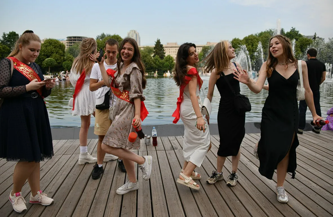 Как же пройти мимо красивых молодых девушек и не написать гадость 