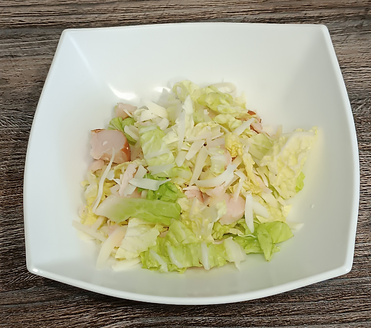 Курица, Пекинская капуста и тертый Пармезан 