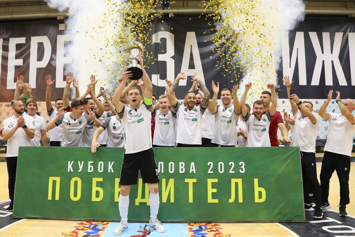    2023 год. Капитан торпедовцев Максим Серебряков с Кубком Чкалова