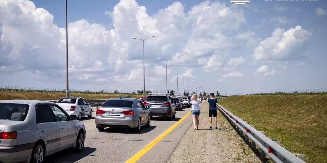 Когда лучше проезжать Крымский мост? Пообщались с туристом и Автодором