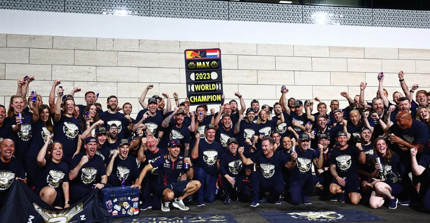 Такие доминирующие сезоны, как у Михаэля Шумахера в 2002 году или Макса Ферстаппена в 2023 году, часто считаются лучшими в истории «Формулы-1».
