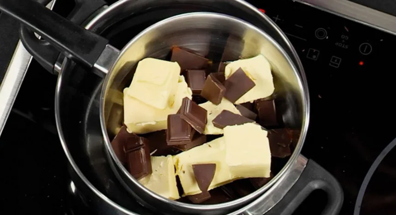 Растапливаем шоколад и сливочн масло. Источник фото teka.homeaid.ru