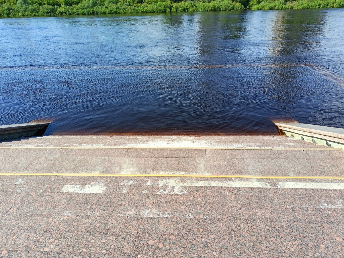 Ступени в реку