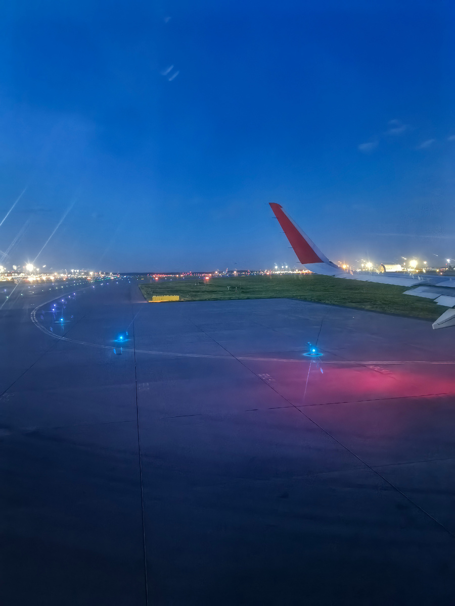 Мой вид из иллюминатора, все светится разными огоньками