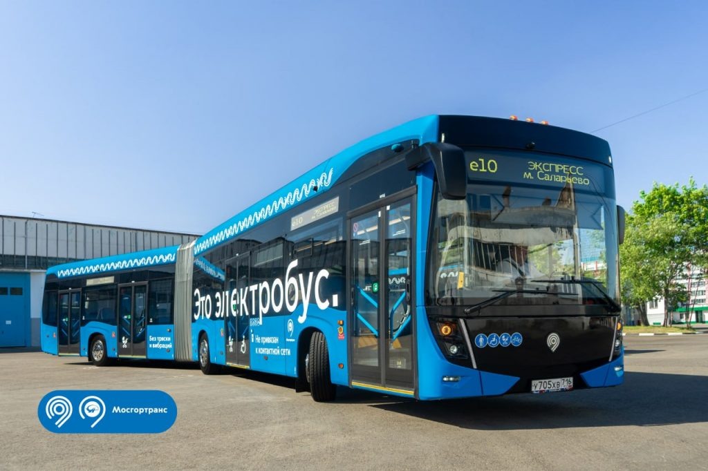 Новый электробус-гармошка «КАМАЗ-6292» работает на маршруте «Метро «Саларьево» — метро «Китай-город».