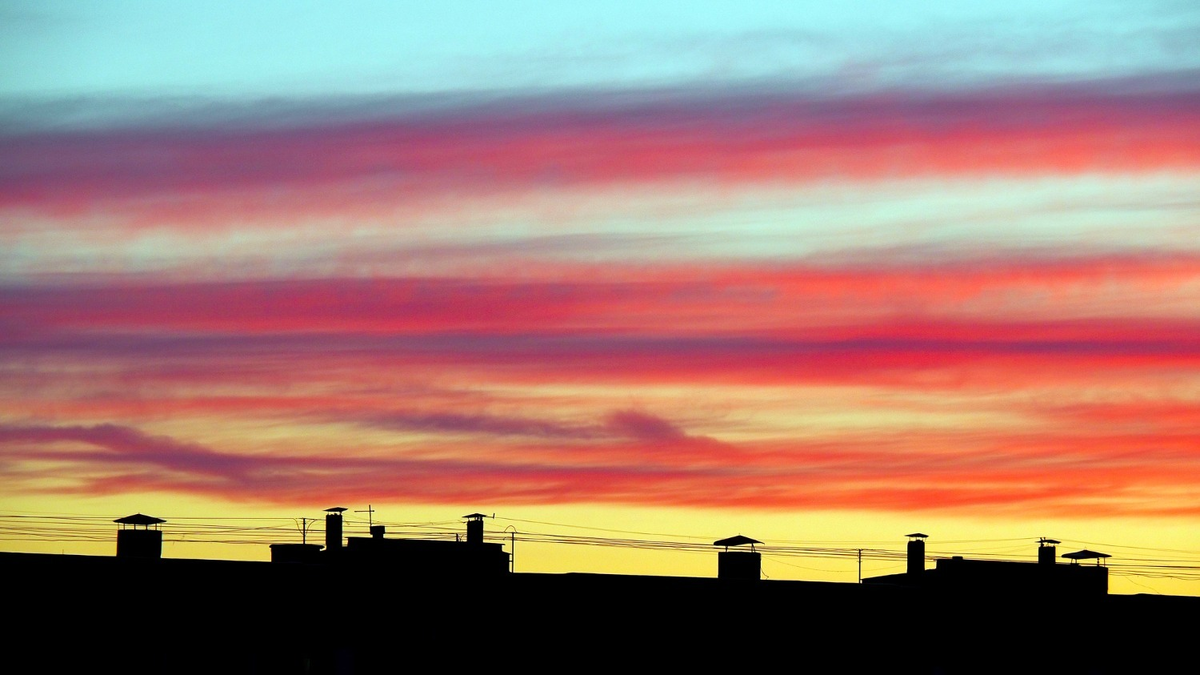 «Закат над городской крышей». Фото Дениса ЗАКАРИЕВА.