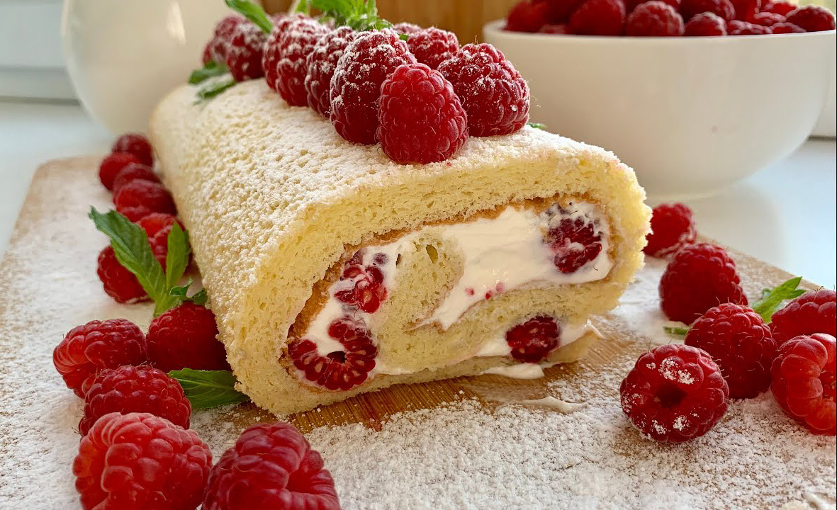 Праздничный рулет с малиной