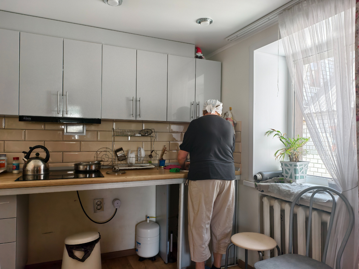 Тетя Галя на кухне