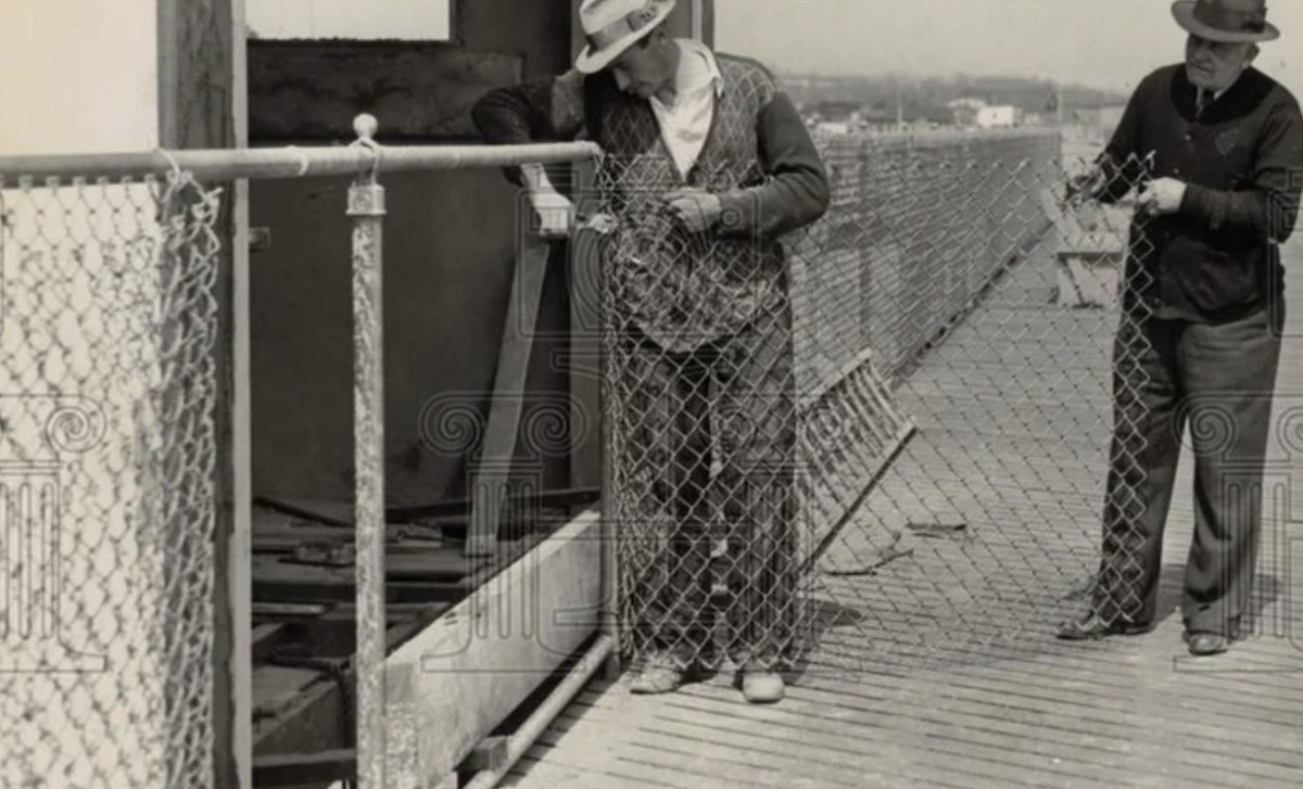 Фото 1938 года, Америка, установка забора из рабицы