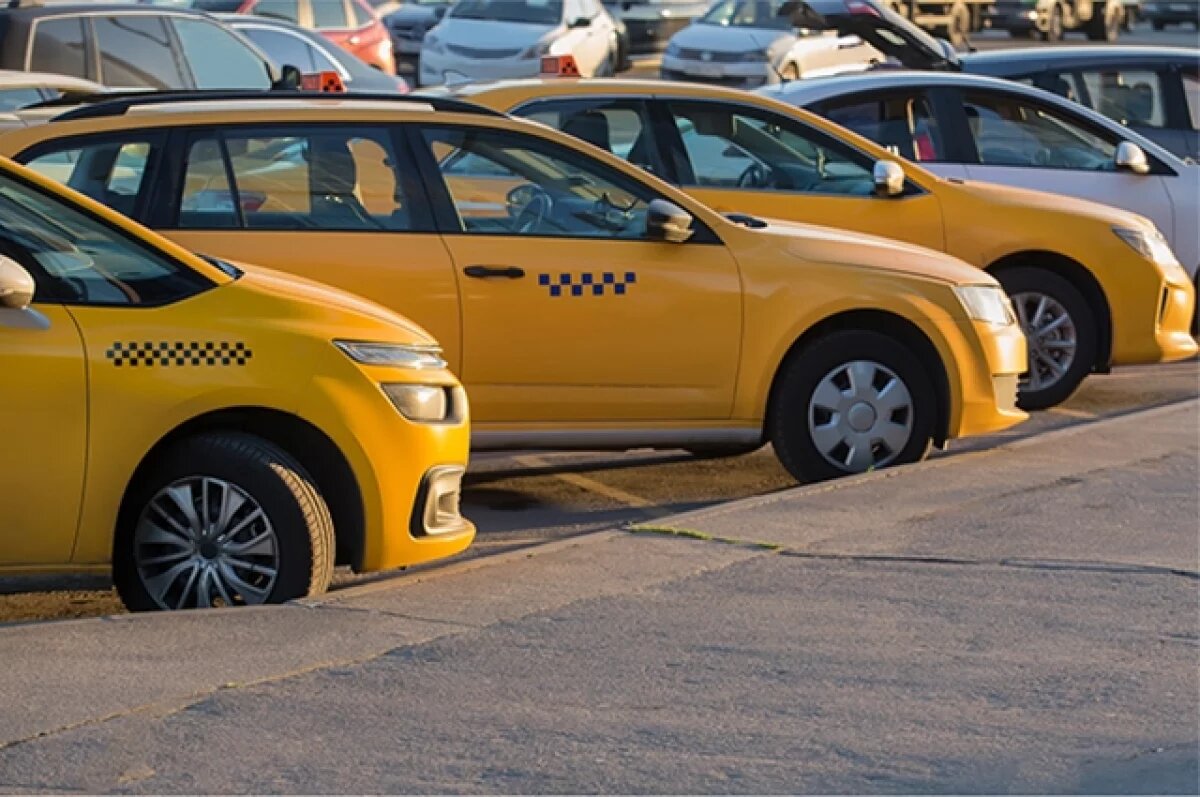    Сначала аферисты завладевают аккаунтом водителя такси.