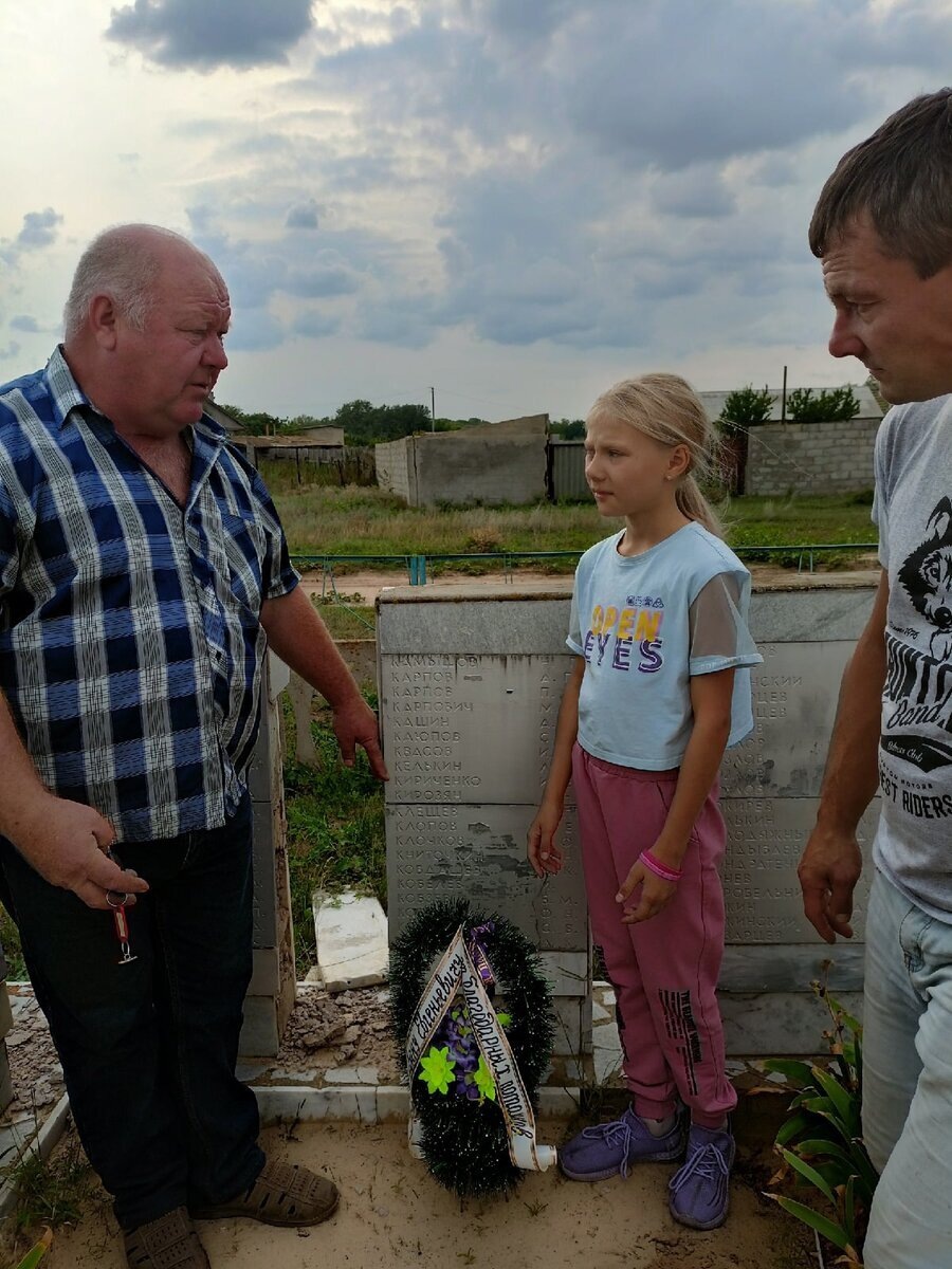 На братской могиле в Песковатке