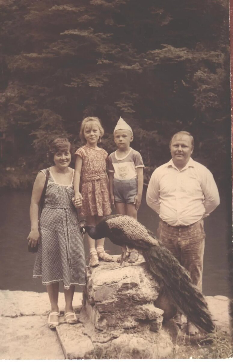 Вас здесь еще двое у нас