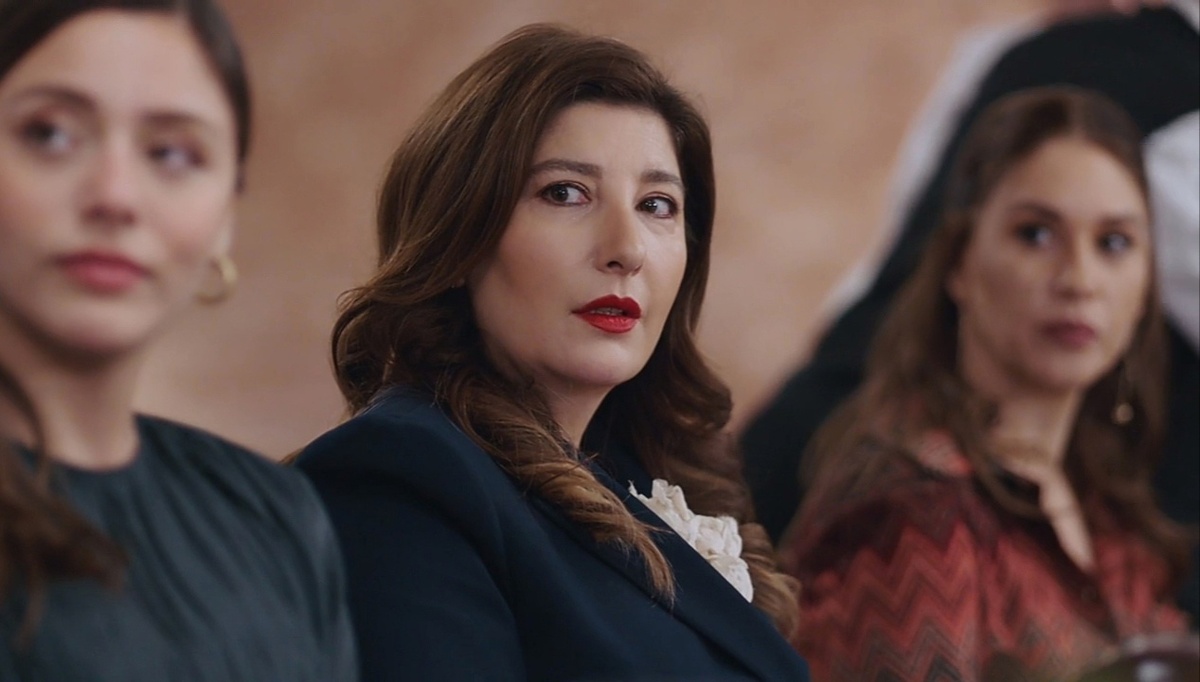 Мери (в центре).  Актриса Шебнем Бозоклу 