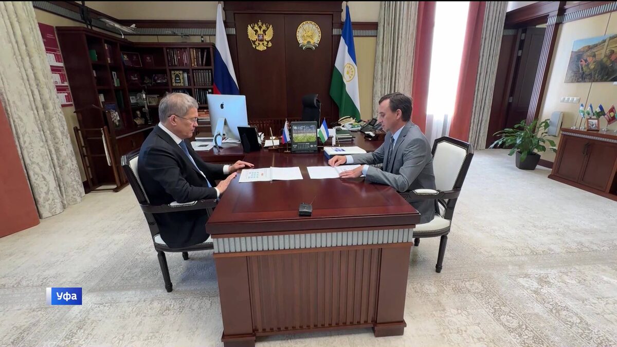    Радий Хабиров и Ленард Шафиков обсудили развитие почтовой инфраструктуры