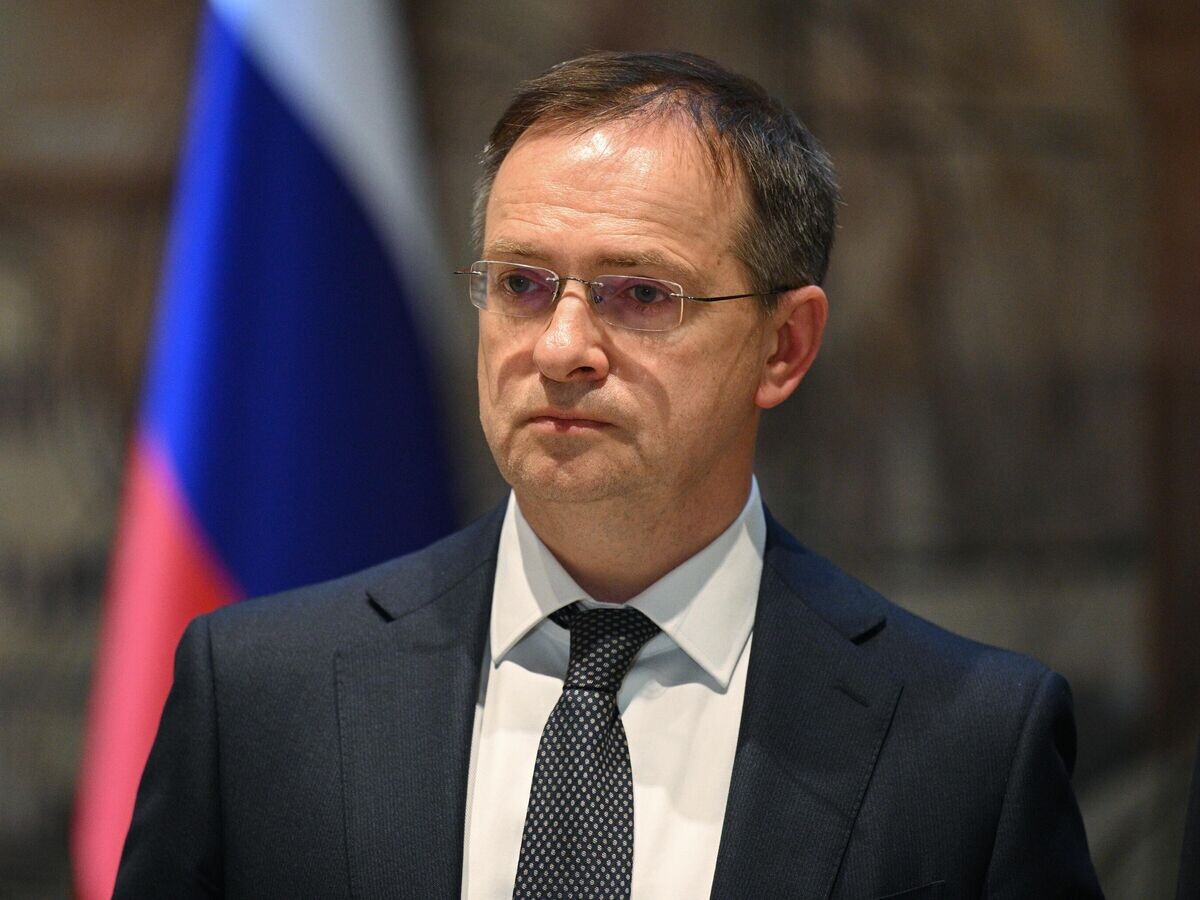    Помощник президента РФ Владимир Мединский во время заявления российской делегации по итогам переговоров России и Украины в Стамбуле© РИА Новости / Рамиль Ситдиков