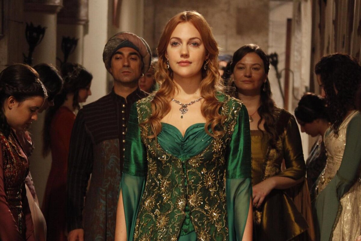 Актриса Мерьем Узерли в образе Хюррем в сериале «Великолепный век».