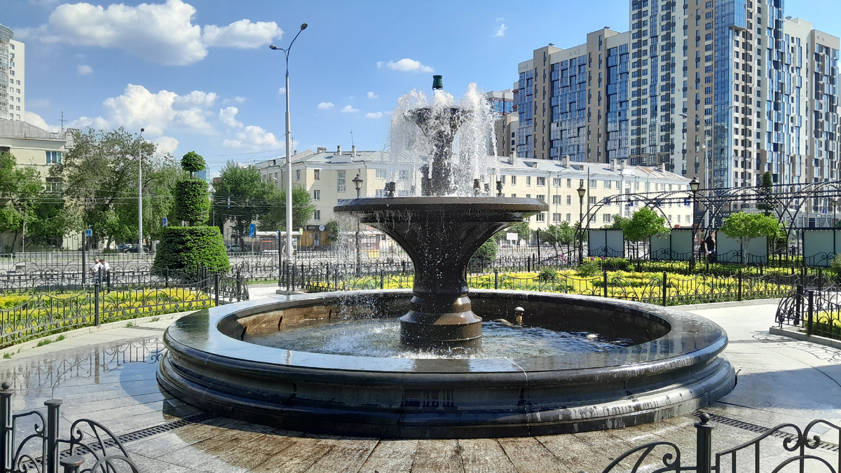 Фонтан в сквере Управления Свердловской железной дорги