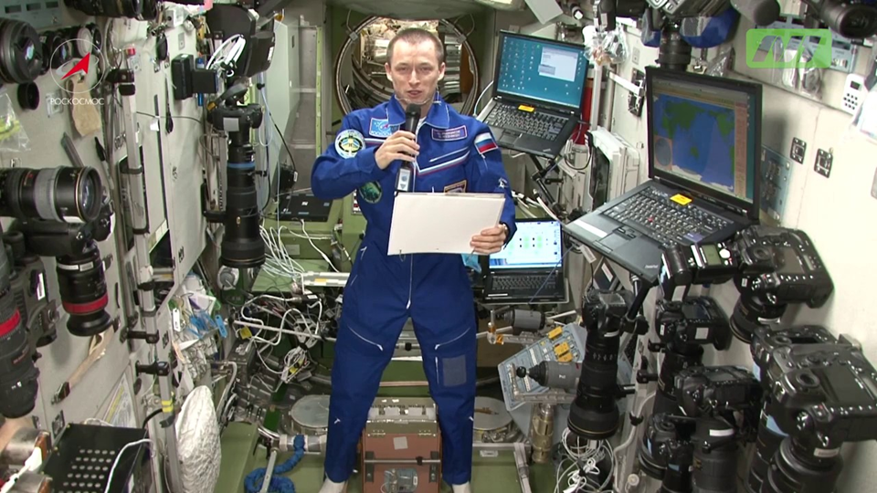 Сергей Рыжиков во время сеанса связи с борта МКС. Фото: Роскосмос