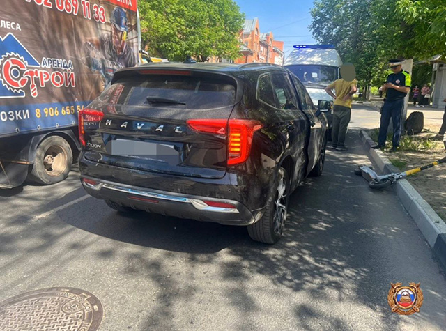 В центре Твери под машину попала самокатчица