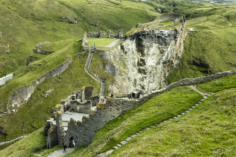 Разрушенный замок Тинтагель
