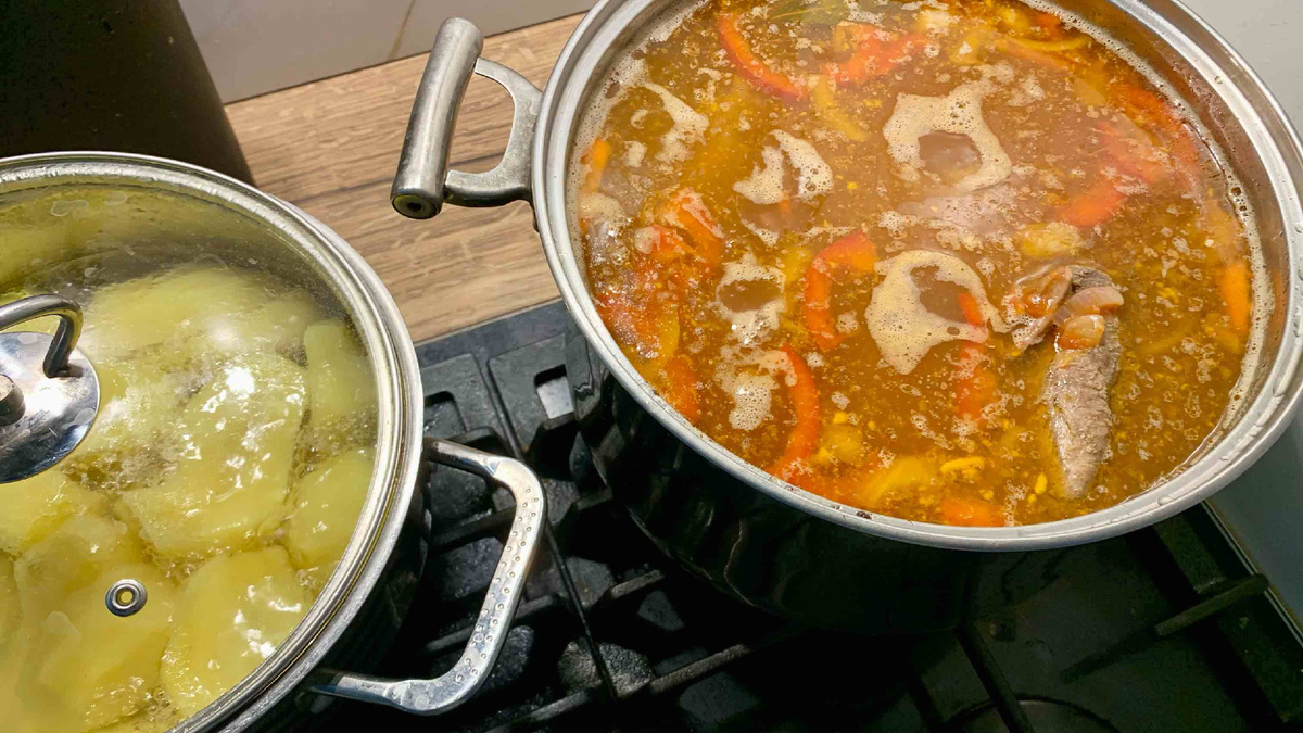 Пока варится борщ - тесто "отдыхает", начинка гоовится. Фото автора канала