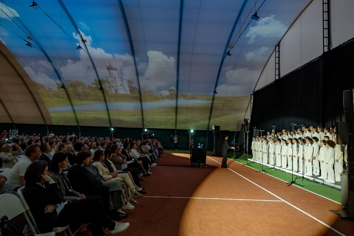 Концерт капеллы на теннисном корте. Фото - Геннадий Филиппович