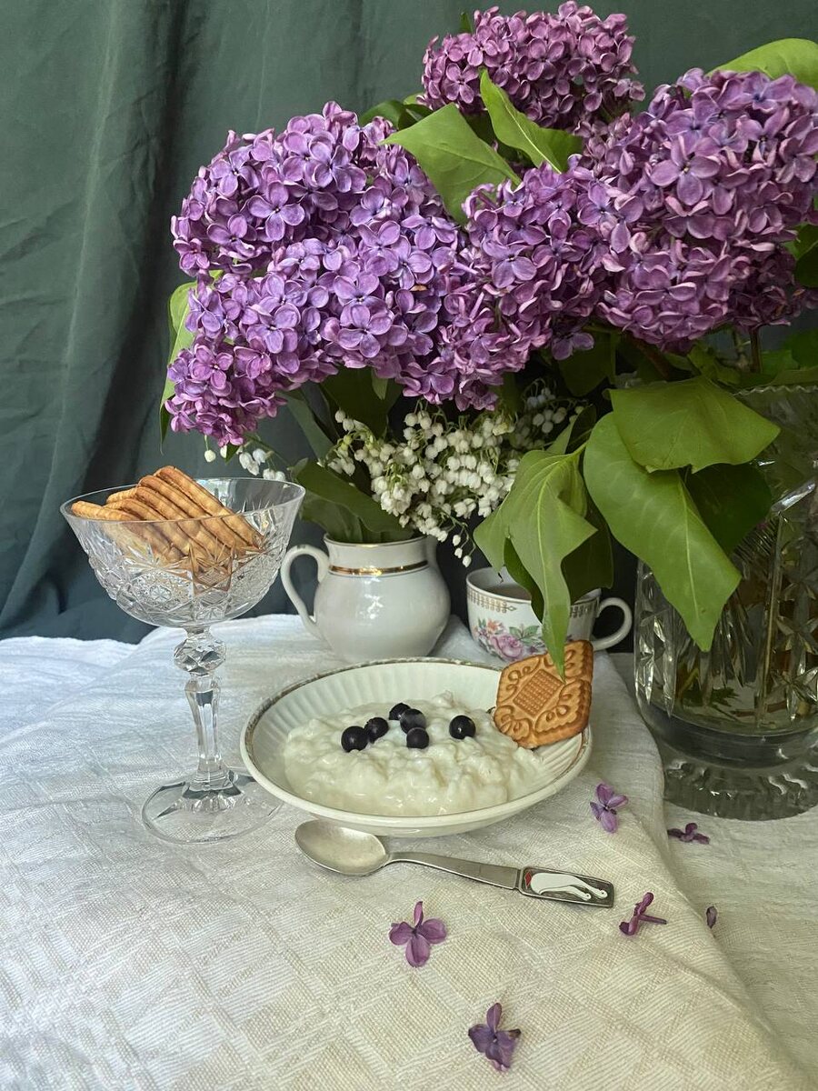 Натюрморт с сиренью сделала специально для галеерии "сиреневых" винтажных сервировок Фаната сервировки: https://dzen.ru/b/aBu2F26sOSCAdGy0