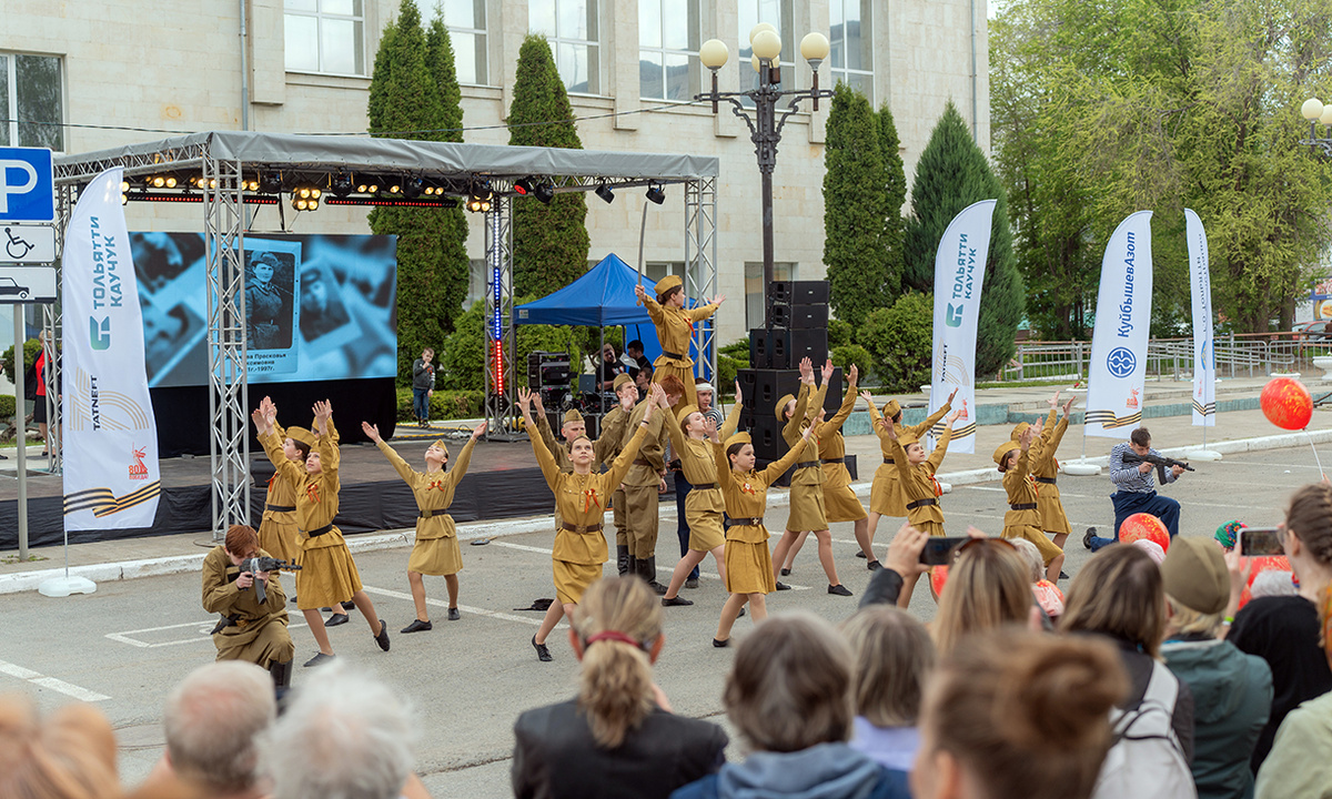 Ко Дню Победы химики подарили горожанам праздник: на сцене у филармонии выступали творческие коллективы, звучали песни военных лет, все желающие могли попробовать солдатскую кашу из полевой кухни / Фото Дмитрия Родина