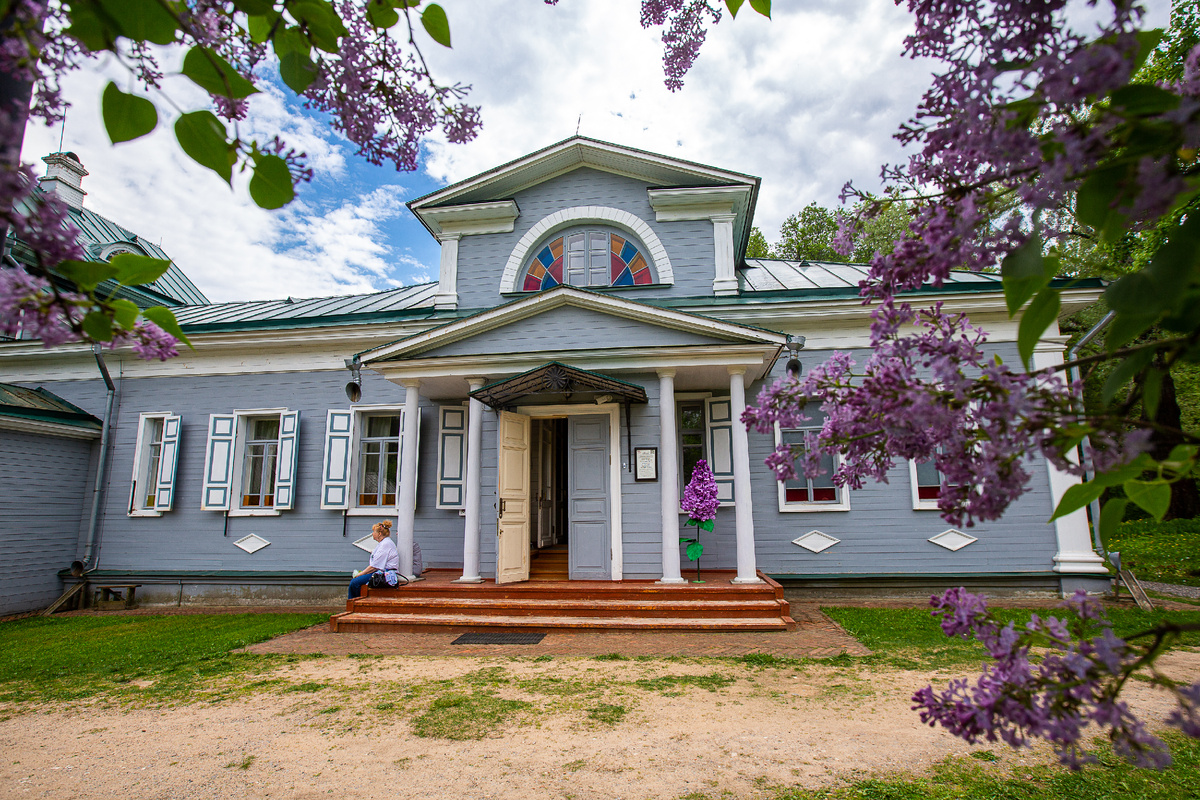 Главный дом усадьбы Шахматово. Государственный мемориальный музей-заповедник Д.И Менделеева и А.А. Блока - усадьба Шахматово. Городской округ Солнечногорск, Московская область. Фото автора статьи 